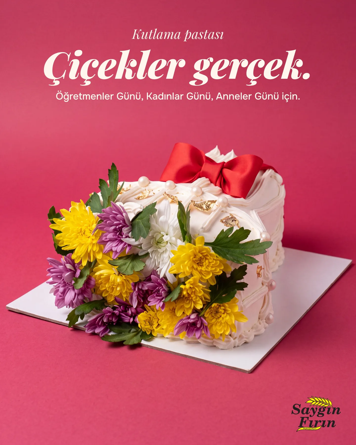Saygın Fırın tek kart — "Çiçekler gerçek.", pembe zeminde kırmızı kurdeleli, gerçek çiçekli beyaz pasta