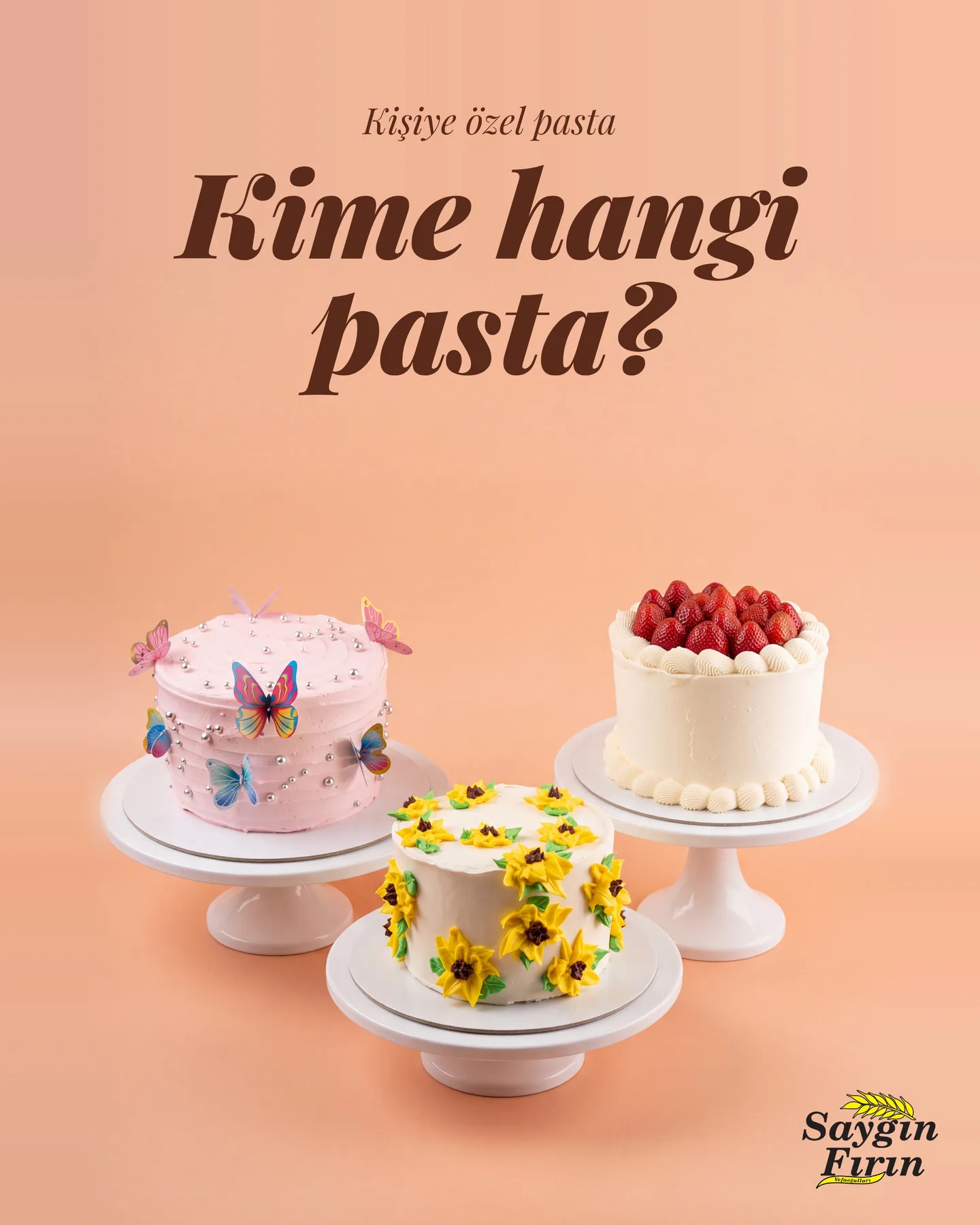 Saygın Fırın "Kime hangi pasta?" gönderisi 1. kart — kapak: şeftali rengi zeminde ayaklı tabaklarda kelebekli, ayçiçekli ve tepeleme çilekli üç pasta