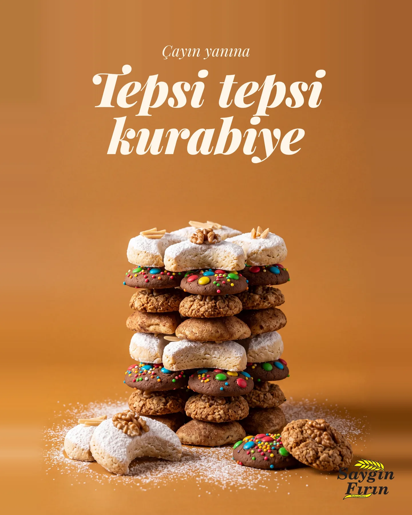 Saygın Fırın tek kart — "Tepsi tepsi kurabiye", karamel zeminde üst üste pudra şekerli, renkli şekerli ve cevizli kurabiyeler