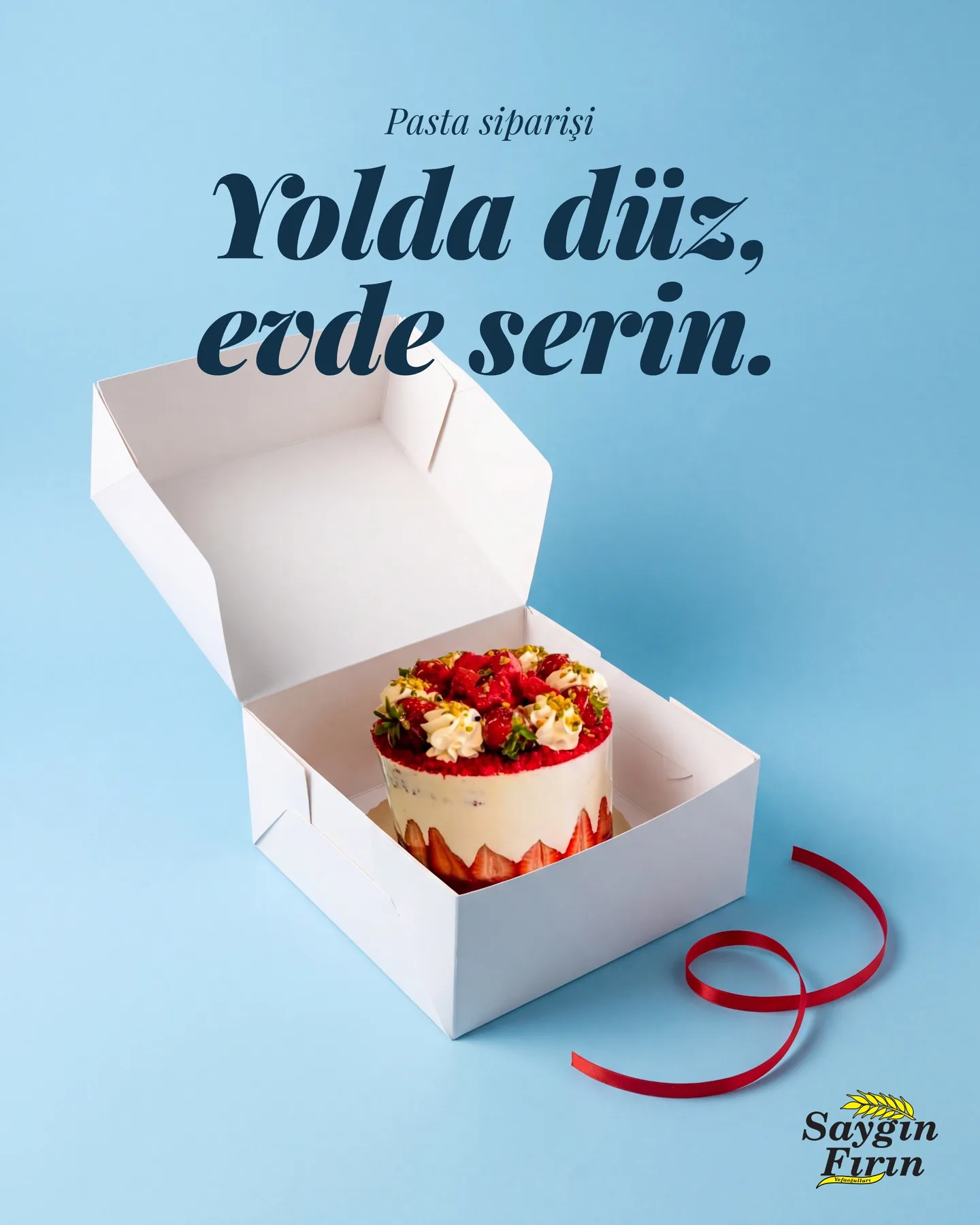Saygın Fırın kaydırmalı gönderi kapağı — "Yolda düz, evde serin.", gök mavisi zeminde açık kutuda çilekli pasta