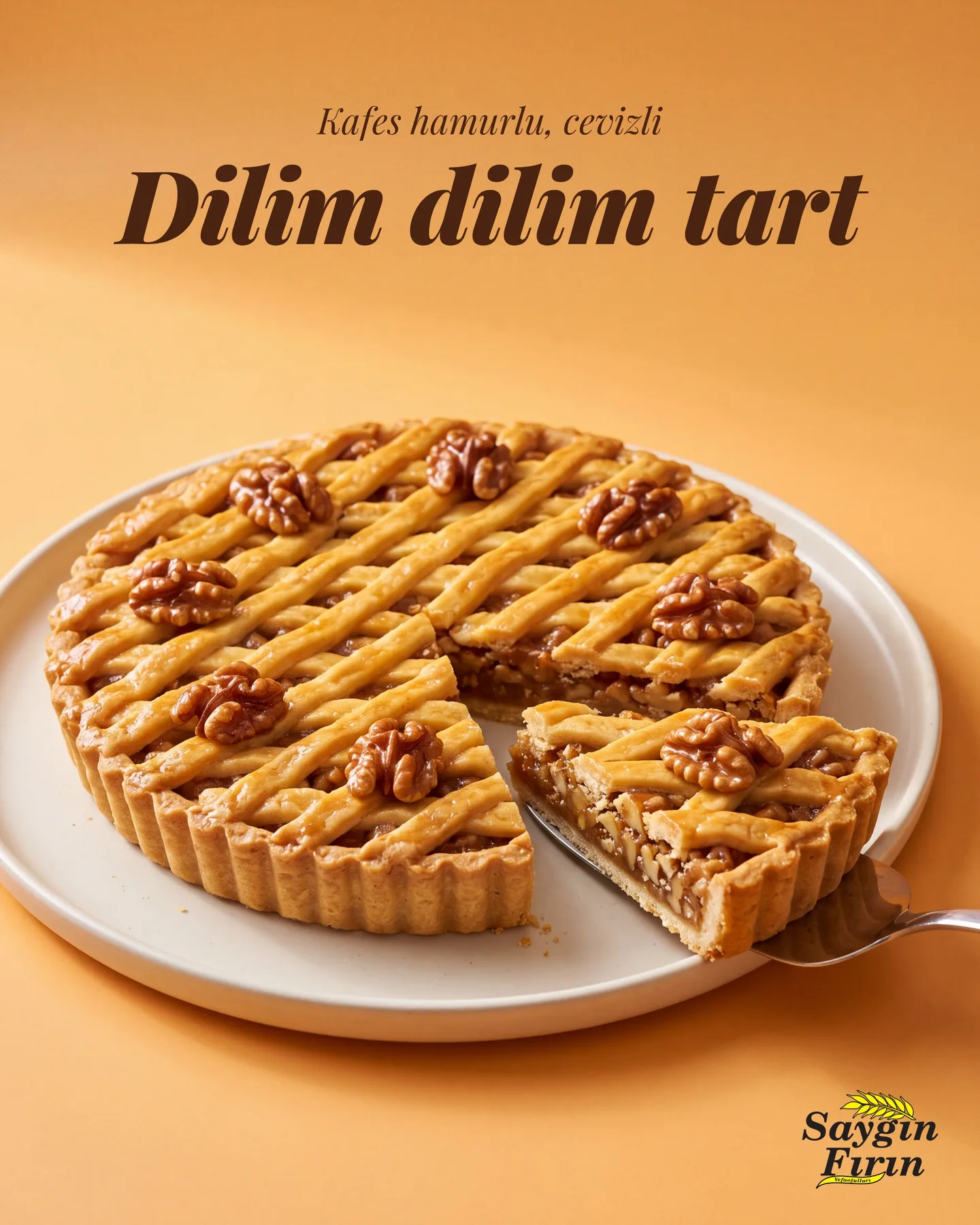 Saygın Fırın tek kart — "Dilim dilim tart", kayısı zeminde kafes hamurlu cevizli tart, bir dilimi kesilmiş